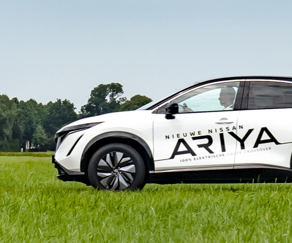 ABD Nissan - Nissan Ariya 2022 - Desktop - rijdend platteland