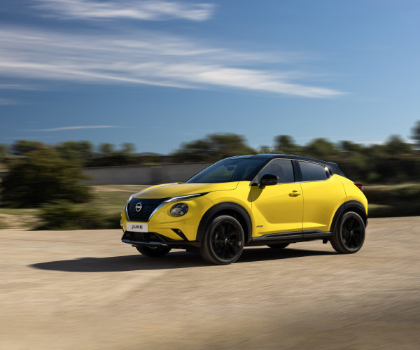 JUKE MC 2024 - Exterior _ iconic yellow body color - N-Sport - dynamic front view