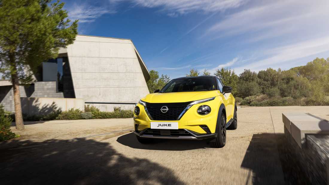 JUKE MC 2024 - exterior - iconic yellow body color - N-Sport - dynamic front view slanted